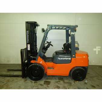 Carretilla elevadora GLP 2006  Toyota 7fgu30 (6)