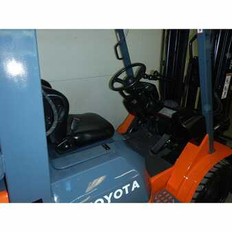 Carretilla elevadora GLP 2006  Toyota 7fgu30 (7)