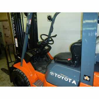 Carretilla elevadora GLP 2006  Toyota 7fgu30 (8)