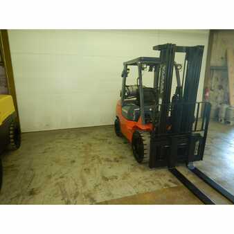 Carretilla elevadora GLP 2006  Toyota 7fgu30 (2)