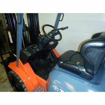 Carretilla elevadora GLP 2006  Toyota 7fgu30 (8)