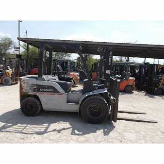 Diesel Forklifts 2011  Nissan  (2)