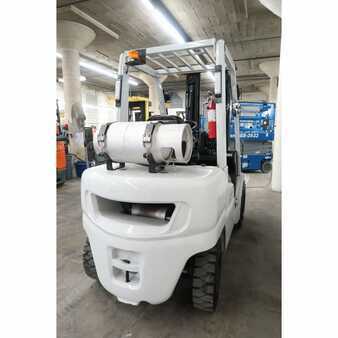 Carretilla elevadora GLP 2014  Nissan pf60lp (2)