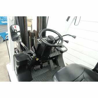Carretilla elevadora GLP 2014  Nissan pf60lp (5)