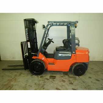 Carretilla elevadora GLP 2008  Toyota 7fgu30 (1)