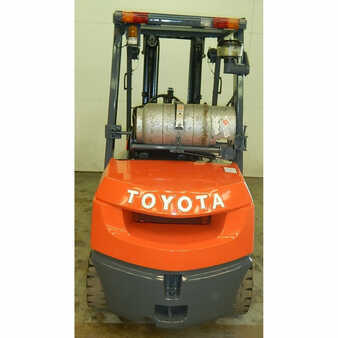 Carretilla elevadora GLP 2008  Toyota 7fgu30 (4)
