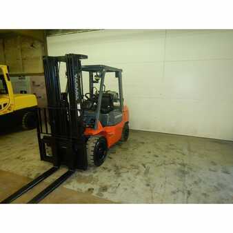 Carretilla elevadora GLP 2006  Toyota 7fgu30 (6)