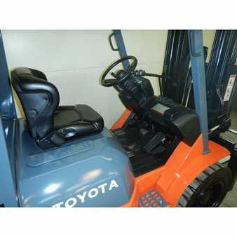 Carretilla elevadora GLP 2006  Toyota 7fgu30 (9)