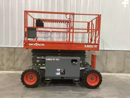 Montacargas Todo Terreno 2023  Skyjack sj6832rt (1)