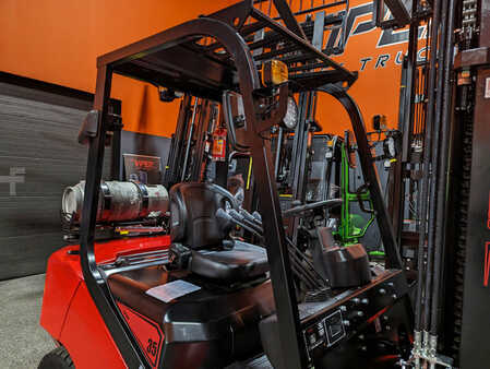 Propane Forklifts 2025  Viper fy35t (5)