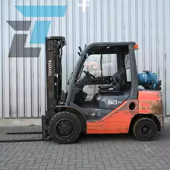 Carrelli elevatori GPL 2012  Toyota 02-8FGF30 LPG Heftruck (1)