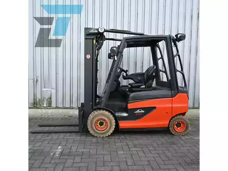 Elektromos 4 kerekű 2014  Linde E25-01 Elektrische Heftruck (1)