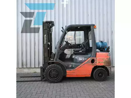 Wózki gazowe 2012  Toyota 02-8FGF30 LPG Heftruck (1)