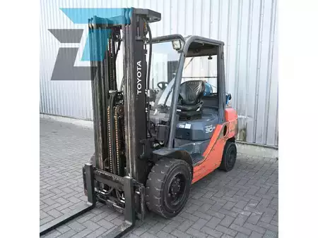 Wózki gazowe 2012  Toyota 02-8FGF30 LPG Heftruck (12)