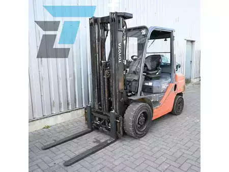 Wózki gazowe 2012  Toyota 02-8FGF30 LPG Heftruck (2)