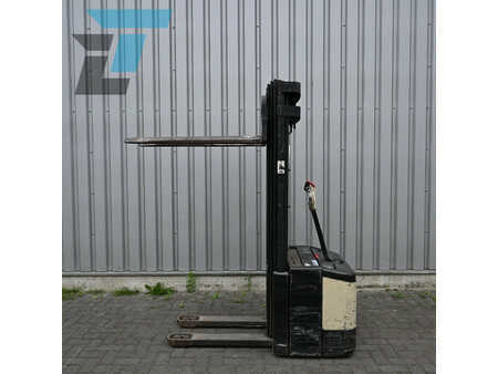 Stacker pedestre 2007  Crown Elektrische stapelaar Triplex (4)
