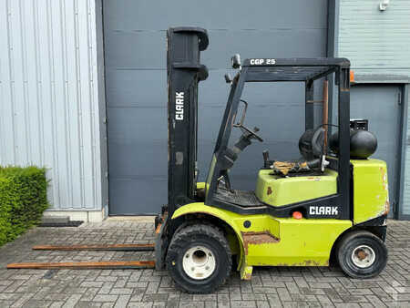Carrelli elevatori GPL 1996  Clark CGP 25 LPG Heftruck (1)