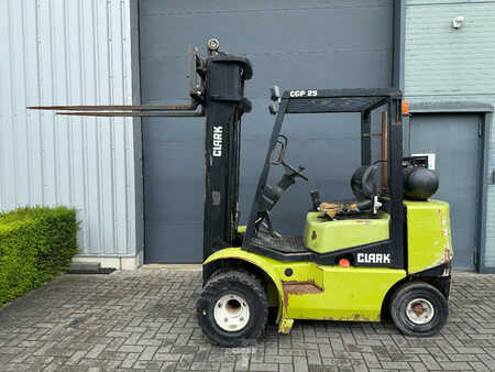 Carrelli elevatori GPL 1996  Clark CGP 25 LPG Heftruck (4)