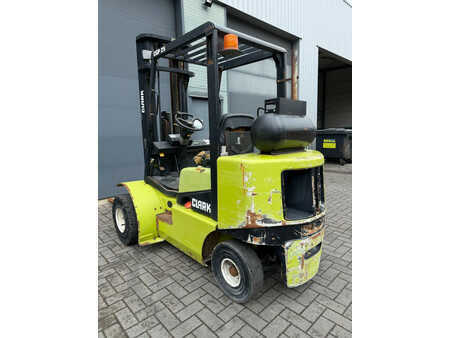 Carrelli elevatori GPL 1996  Clark CGP 25 LPG Heftruck (7)
