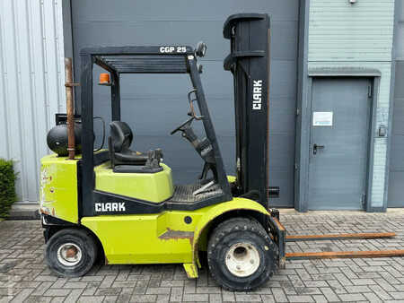 Carrelli elevatori GPL 1996  Clark CGP 25 LPG Heftruck (9)