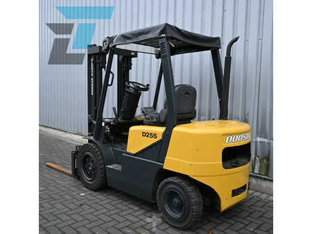 Chariots élévateurs diesel 2006  Doosan D25S-3 Diesel heftruck (3)