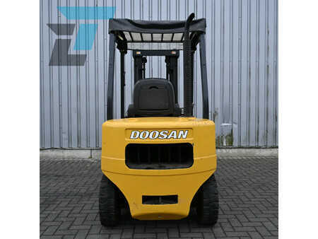 Chariots élévateurs diesel 2006  Doosan D25S-3 Diesel heftruck (6)