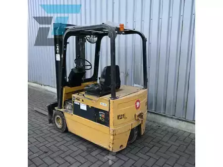 Chariots électriques à 3 roues - CAT Lift Trucks F30 Cat F30 Elektrische heftruck (3)