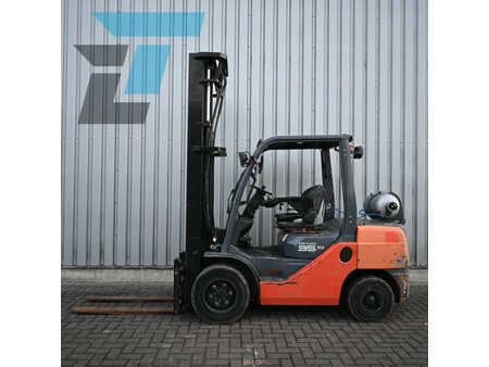 Chariots élévateurs GPL 2008  Toyota 02-8FGJF35 LPG Heftruck (1)