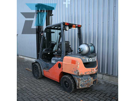 Chariots élévateurs GPL 2008  Toyota 02-8FGJF35 LPG Heftruck (3)