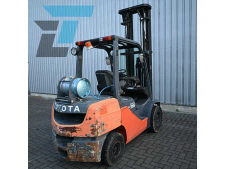 Chariots élévateurs GPL 2008  Toyota 02-8FGJF35 LPG Heftruck (9)