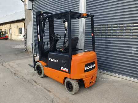 Eléctrico - 4 rodas 2012  Doosan B25X - 5 (2)