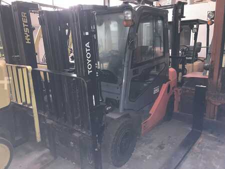 LPG Forklifts - Toyota FGF25T (1)