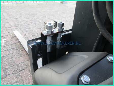 Chariots élévateurs GPL 2016  Linde H20T-01 evo triplex4.6m+freelift+sideshift 2.1m high (13)