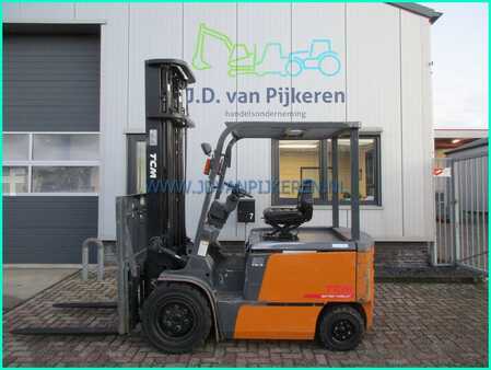 Elektryczne 4-kołowe 2005  TCM FB30 3000kg triplex6.5m+freelift+sideshift+accu65% (1)