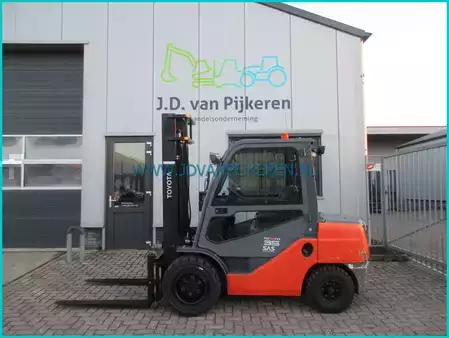 Empilhador diesel 2016  Toyota 52-8FDJF35 3.5t diesel 2016 sideshift + cabine (1)