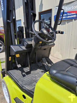 Propane Forklifts 2005  Clark CG25 (8)