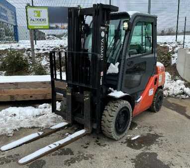 Propane Forklifts 2017  Toyota 028FGF30 (1) 