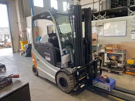 Carrelli elettrici 4 ruote 2011  Still RX 60-30 (1)