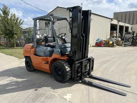 Diesel Forklifts 2010  Toyota 7FGU35 (3)