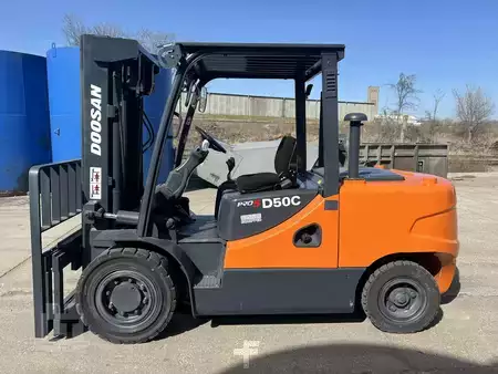 Montacargas diésel 2012  Doosan D50C-5 (1)