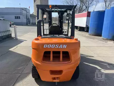 Montacargas diésel 2012  Doosan D50C-5 (2)