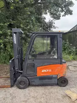 Eléctrico - 4 rodas 2015  Doosan B20X-7 (2)