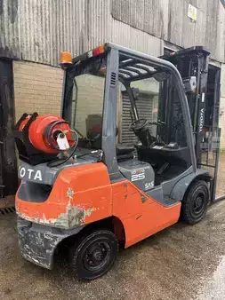 LPG heftrucks 2013  Toyota 02-8FGF25 (3)