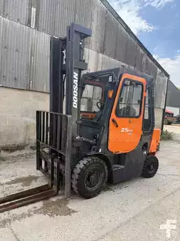 Diesel heftrucks 2018  Doosan D25GP (1)
