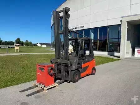 Elektro 4 Rad 2012  Linde E30 (1)