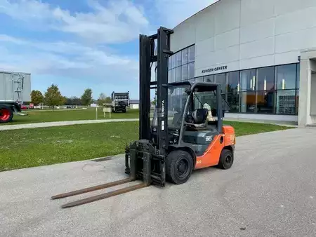 Carrelli elevatori diesel 2019  Toyota 06-8 FD30F (1)