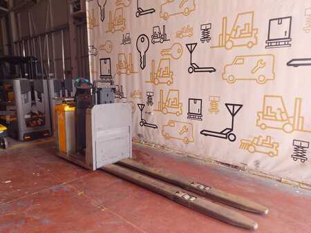 Horizontale orderpickers 2017  Jungheinrich ECE225HP (5)