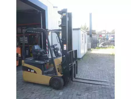 Eléctrico - 3 rodas 2006  CAT Lift Trucks EP16NT, elektrisch, duplomast, side shift. (2)