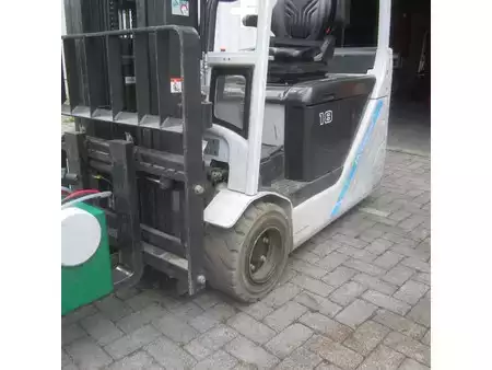 Chariots électriques à 3 roues 2017  Unicarriers L18Q, elek., triplomast, side shift. (8)