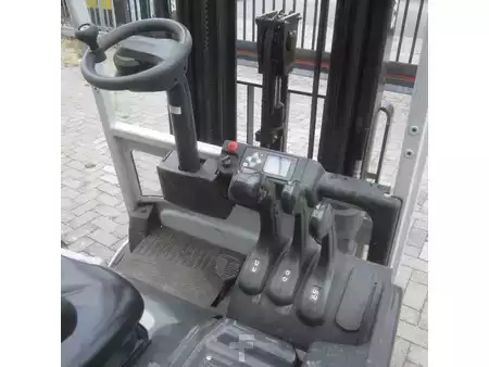 Chariots électriques à 3 roues 2017  Unicarriers L18Q, elek., triplomast, side shift. (9)